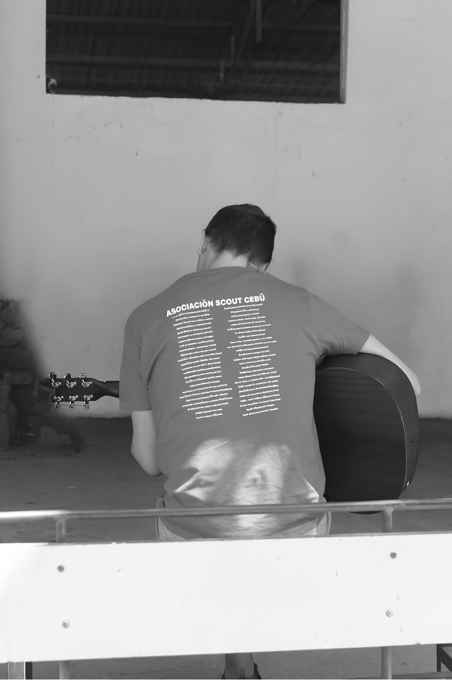 Monitor con guitarra y camiseta Scouts Cebú