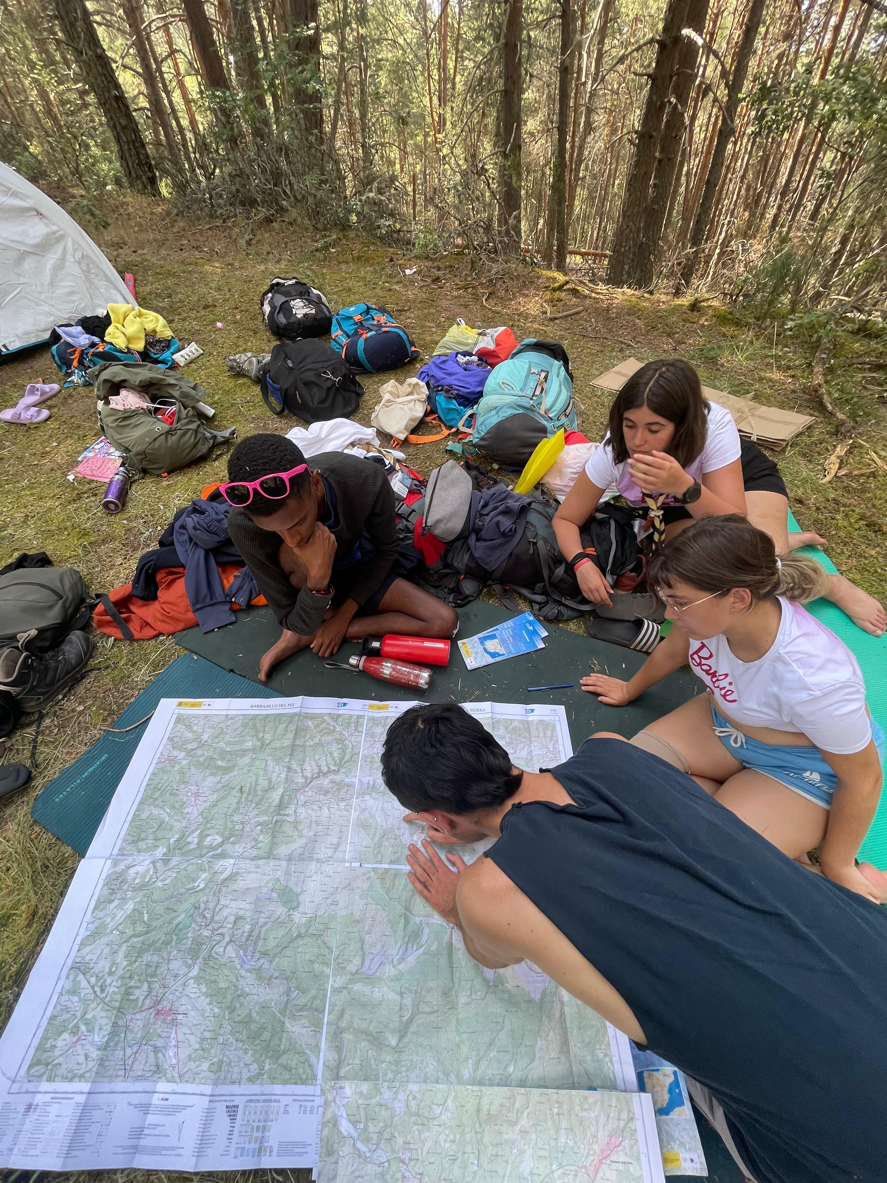 Grupo estudiando un mapa en el bosque