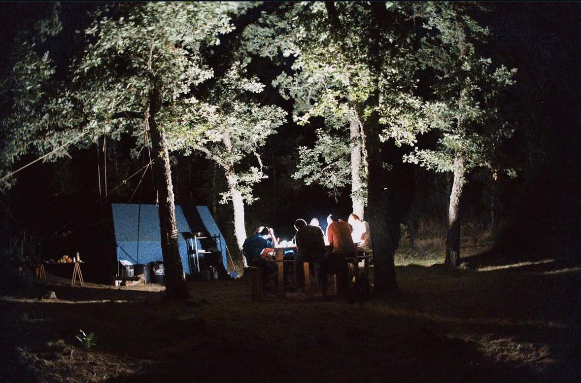 Campamento nocturno entre árboles