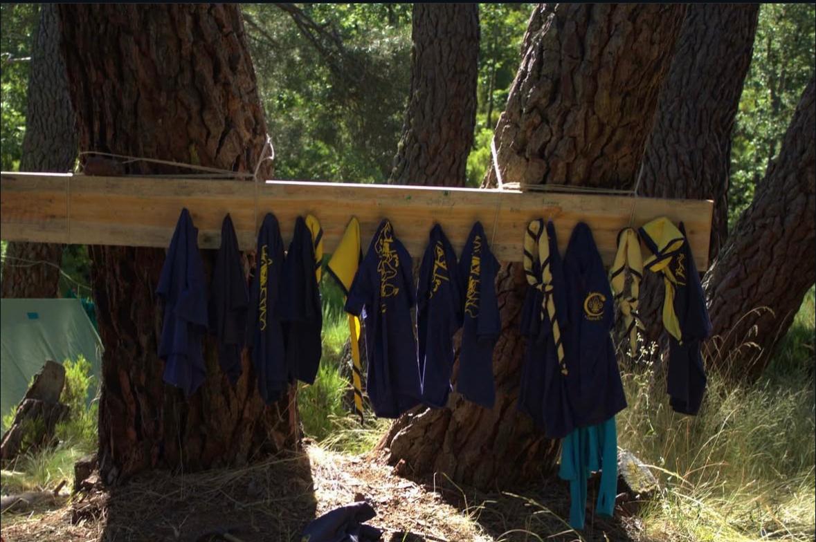 Uniformes y panoletas scouts colgadas