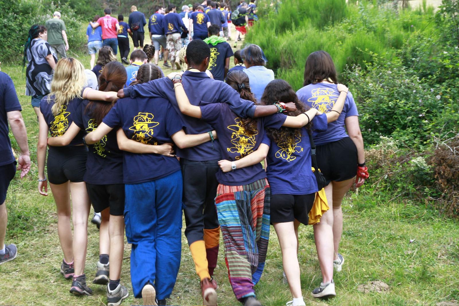 Scouts Cebu caminando juntos